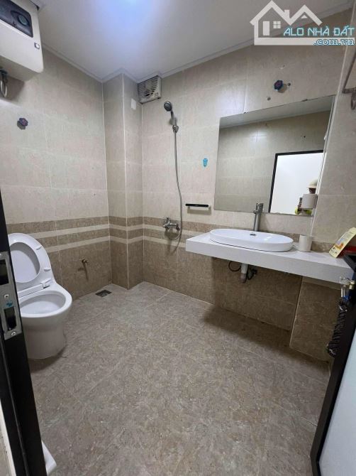 Bán tập thể B2, Nghĩa Tân, Cầu Giấy: 70m, 2 ngủ, 2 vệ sinh. Giá: 3,66 tỷ - 1