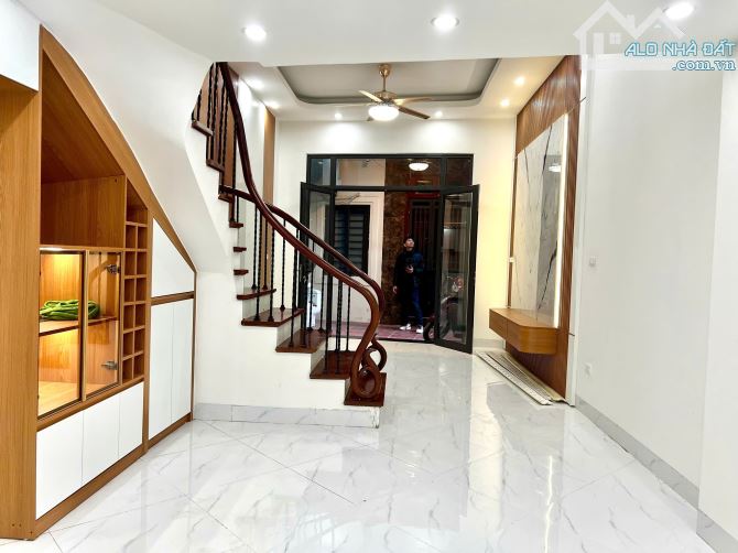 Bán nhà Ngọc Thụy, ngay Khai Sơn Hill, 45m2, 5 tầng, mt 4m, 6.8 tỷ, về ở ngay