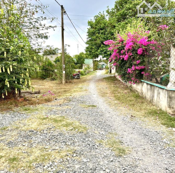 Chủ gửi lô đất 769m2 có sẵn 300m2 thổ cư đường ô tô cách Xuyên Á chỉ 50m xã Tân Thông Hội
