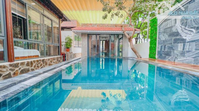 CẦN BÁN BIỆT THỰ HỒ BƠI MỚI ĐẸP (225M2) GIÁ 20 TỶ 1 TRỆT 2 LẦU KHU DÂN TRÍ CAO AN NINH - 1