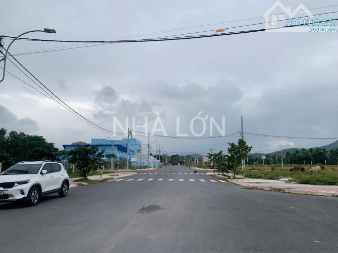 Lô đất đẹp khu tái định cư Ngọc Hiệp . Đường nhựa rộng 10m - 2