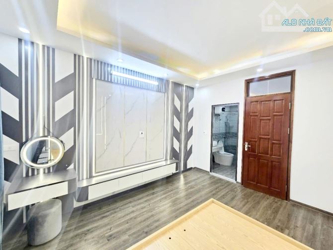 CẦN BÁN NHÀ ĐỀN LỪ - 30M2 - TRUNG TÂM - Ô TÔ GẦN - LÔ GÓC - KINH DOANH - 7,9 TỶ. - 4