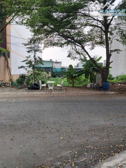 Bán đất Hoàng Anh Minh Tuấn đường Đỗ Xuân Hợp Phước Long B Quận 9 cũ (125m2) 130 tr/m2