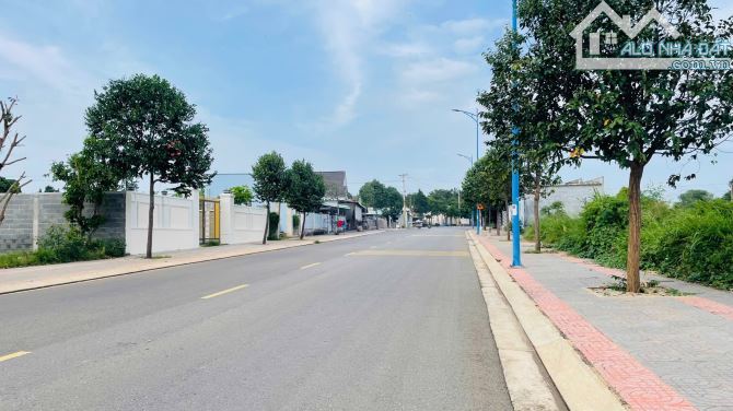 Đất mặt tiền đường số 3 Lê Duẩn trung tâm TT Đất Đỏ. Dt: 247m2 ngang 10x24 Giá 3 tỷ xx