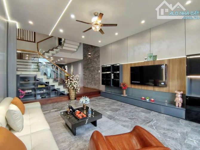 Thanh trì, nhà 60m2, ô tô đỗ cổng, thang máy, sổ đỏ chính chủ