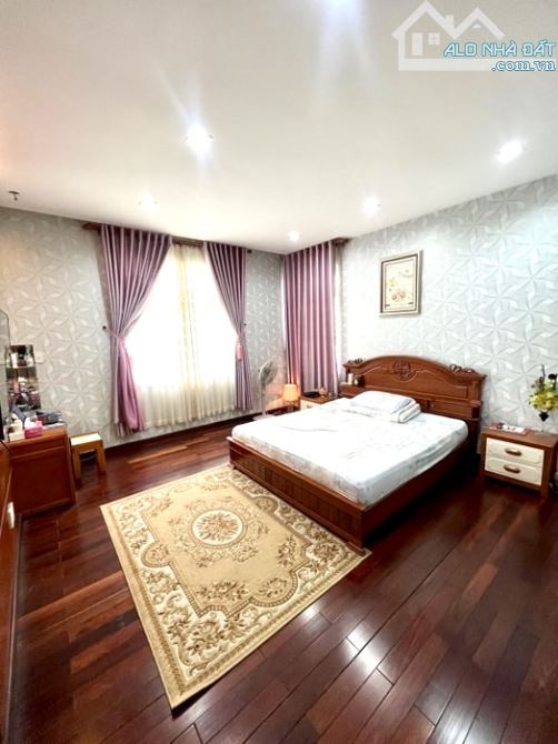 VILLA MẶT TIỀN - T.ÂN PHÚ - 2 TẦNG - NGANG 10M - DT GẦN 200M - ĐƯỜNG 25M - VỈA HÈ BÊN 6M - - 1