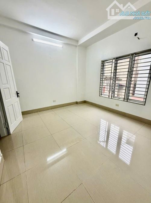 Bán Nhà Sát Hồ Linh Đàm – Cách Phố Chỉ 15m – Nhà Đẹp Chắc Chắn – Chỉ Hơn 6 Tỷ - 1
