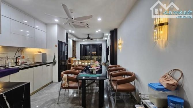 Hiếm! Bán nhà Dương Quảng Hàm, Phân Lô, Thang Máy, KD, Gara ôtô, sổ vuông, 52m2 6T MT 5.4m - 2