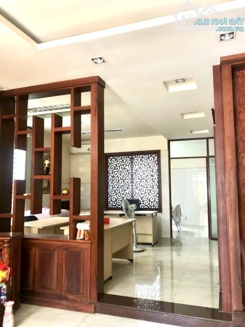 VILLA MẶT TIỀN - T.ÂN PHÚ - 2 TẦNG - NGANG 10M - DT GẦN 200M - ĐƯỜNG 25M - VỈA HÈ BÊN 6M - - 3