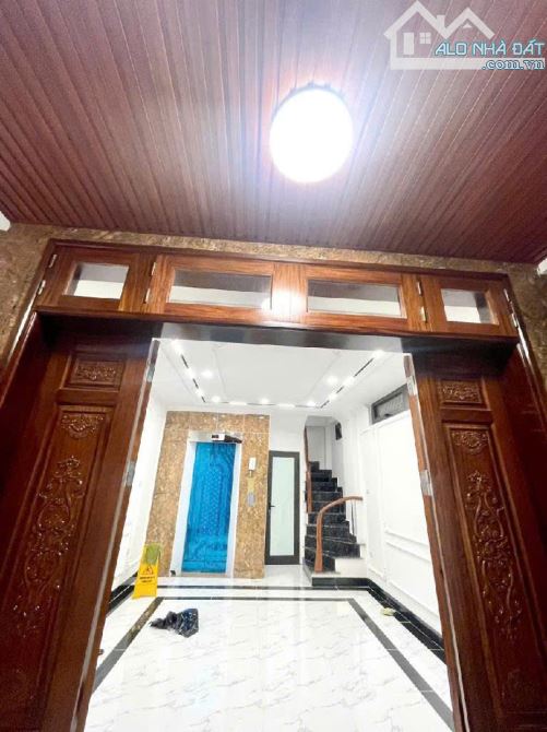 Nhà đẹp ở ngay Hoàng Quốc Việt 37m x 6T, mt 4m, thang máy, lô góc, ô tô, kd 7,6 tỷ.
