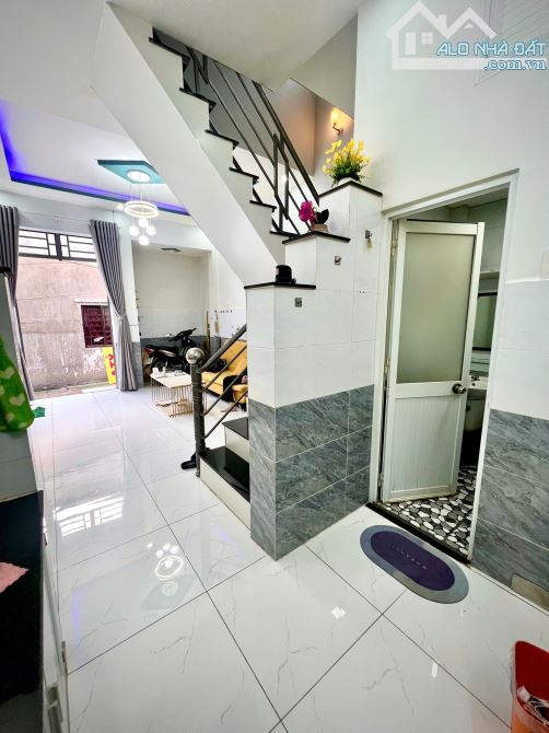 Bán nhà 1/ Nguyễn Ảnh Thủ Trung Chánh Hóc Môn 2,3 tỷ/32m2 sổ hồng 100% 1 lầu có nội thất - 1