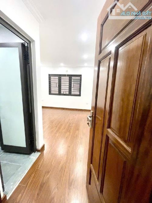 Nhà đẹp ở ngay Hoàng Quốc Việt 37m x 6T, mt 4m, thang máy, lô góc, ô tô, kd 7,6 tỷ. - 1