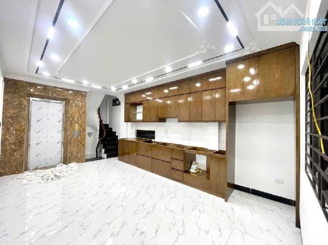 Nhà đẹp ở ngay Hoàng Quốc Việt 37m x 6T, mt 4m, thang máy, lô góc, ô tô, kd 7,6 tỷ. - 2