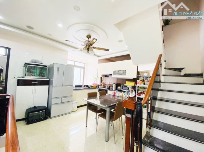 Nhà đẹp gốc dân khu phân lô Tô Vũ - 193 Văn Cao. DT 40m2 x 5T. Hướng TN - 3