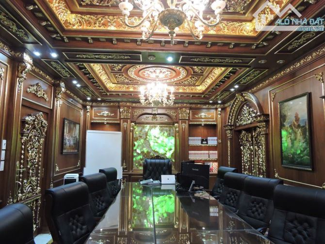 Biệt Thự Dát VÀNG - 5 Tầng - Thang Máy - Nội Thất Châu Âu - Gỗ Nguyên Khối - DTSD: 600m2. - 3