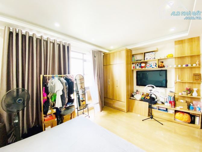 Nhà đẹp gốc dân khu phân lô Tô Vũ - 193 Văn Cao. DT 40m2 x 5T. Hướng TN - 6