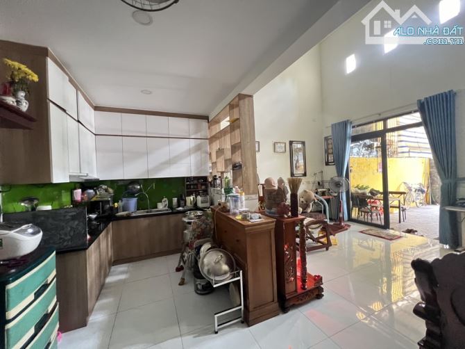 Mặt tiền kinh doanh linh XUÂN. Dt: 95m2.ngang 5,7m.2 pn - 7