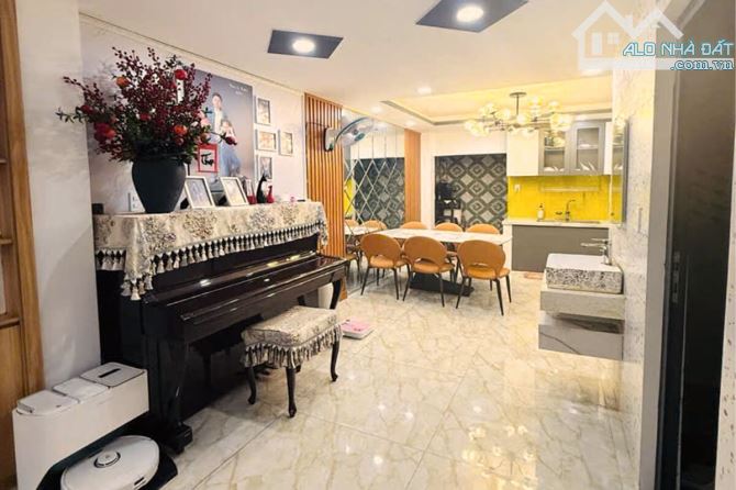 Bán nhà ngay Chung cư DreamHome Luxury, 5 Tầng, 69.2 m² (4m x 17.3m) - Giá 9.6 tỷ TL