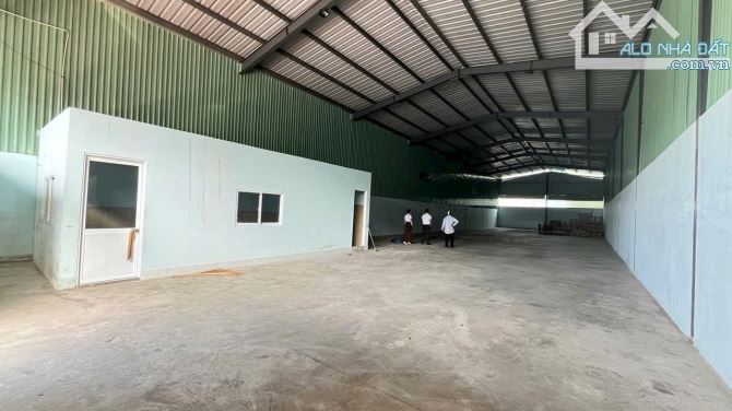 Cho Thuê Xưởng Vĩnh Phú Thuận An.  Dt: 550m Giá: 32tr Xưởng Đẹp có vp 038991