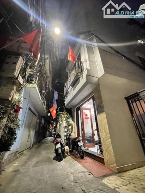 Nhà Ngọc Thuỵ- Lô Góc 3 thoáng- Ngõ thông oto