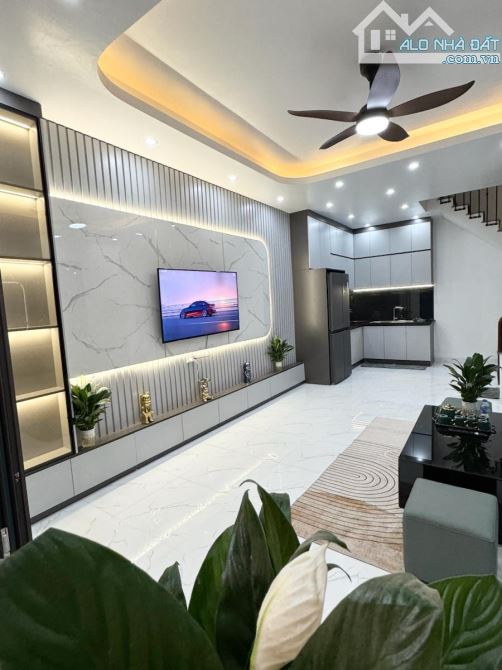 CHỈ 2.35 TỶ CÓ NHÀ ĐẸP PHỐ NAM DƯ 28Mx3T - NGÕ THÔNG - OTO ĐỖ GẦN- FULL NỘI THẤT.
