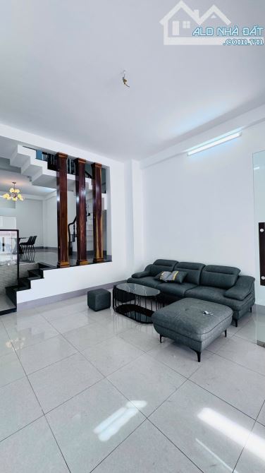 Nhà mê mới kít mặt tiền Hùng Vương - giá 5tỷ790 - 2
