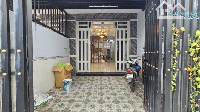 Bán nhà 3 tầng, 80m2, cạnh quận 7, 4x20, 5 tỷ hơn