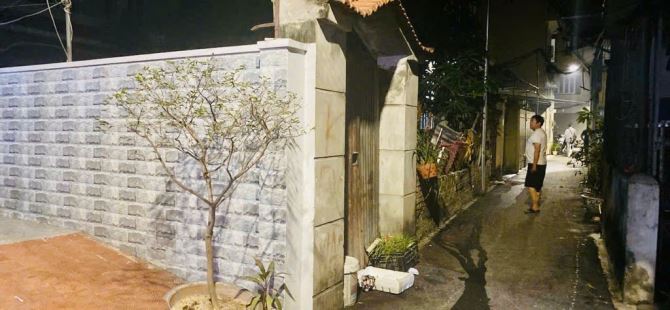 BÁN NHÀ TẶNG ĐẤT - DIỆN TÍCH KHỦNG - BA BƯỚC CHÂN RA ĐƯỜNG Ô TÔ TRÁNH NHAU - 1