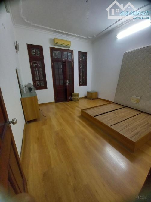 Cho thuê nhà ngõ 16 Phan Văn Trường. Dt 60m2 x 4 tầng, Mt 7m, đường 8m - 2