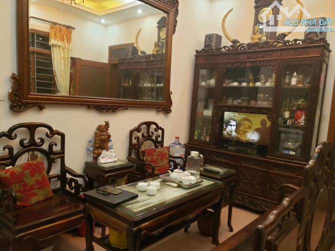 BÁN NHÀ TẶNG ĐẤT - DIỆN TÍCH KHỦNG - BA BƯỚC CHÂN RA ĐƯỜNG Ô TÔ TRÁNH NHAU - 4