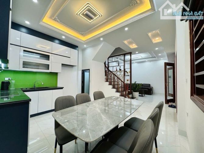 SIÊU RẺ - HƠN 7 TỶ- 67M NHÀ ĐẸP PHỐ NGỌC LÂM, GẦN Ô TÔ, TRUNG TÂM,