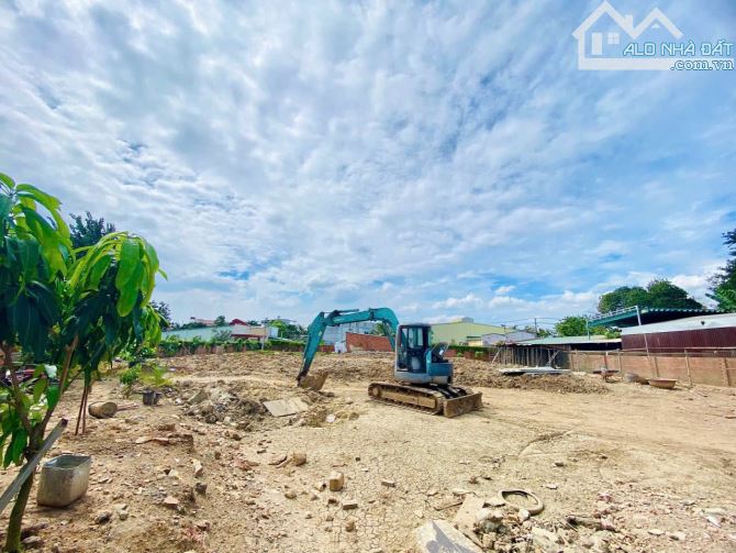 Giá 32 tỷ. Bán lô đất 65x35m 2000m Bửu Hoà ngay tđc mới. Đường nhựa vỉa hè. SHR - 1