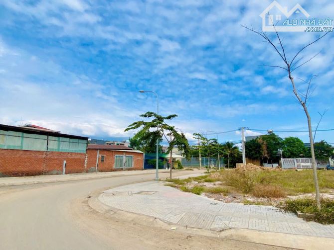 Giá 32 tỷ. Bán lô đất 65x35m 2000m Bửu Hoà ngay tđc mới. Đường nhựa vỉa hè. SHR - 4
