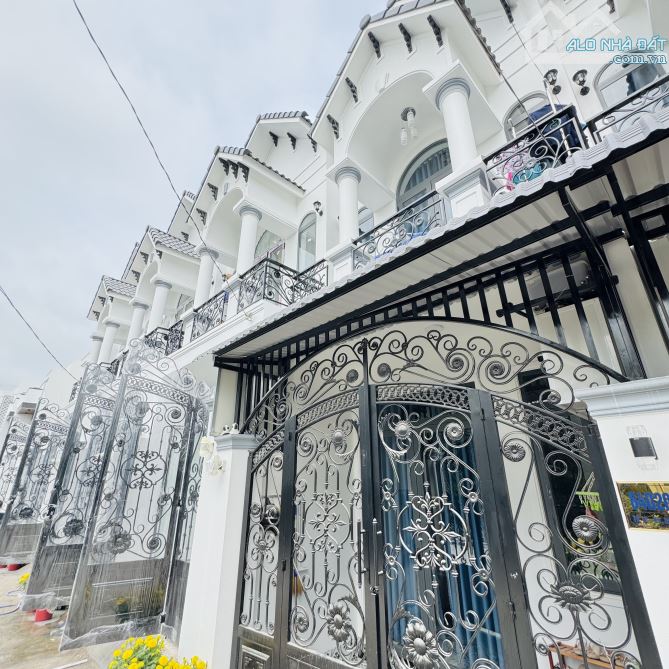 NHÀ TRỆT LẦU ĐẸP MỚI GIÁ TỐT CHỈ CÁCH BV NHI & ĐH FPT 5KM- ĐẬU Ô TÔ TRƯỚC NHÀ, GIÁ: 1TỶ700 - 3