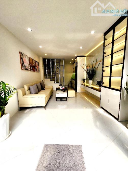 NHÀ ĐẸP_FULL NỘI THẤT_MINH KHAI_HAI BÀ TRƯNG. DT: 32m². 5tầng.  Giá: 5,75tỷ - 4