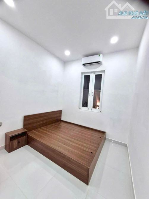 NHÀ C4 XINH LUNG LINH PHẠM THỊ GIÂY TTT HOC MÔN HXT - 210m2 CHỈ 6.5 Tỷ - 9