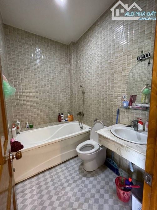 Nhà 3 lầu Phước Kiển 162m2, Ngang 6mx27m, 5PN 5WC đường nhựa 12m, giá 9,9 tỷ - 9