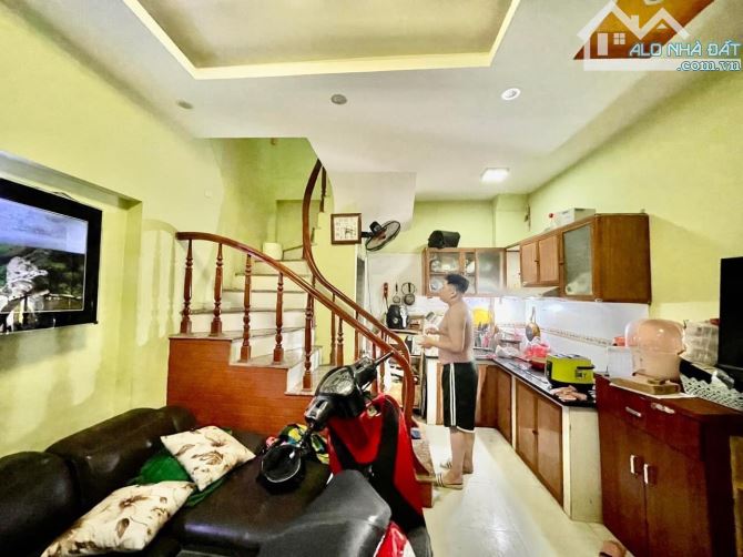 Bán Nhà Phố Cát Linh, 16m², 5 Tầng, Giá 3.5 Tỷ 2 thoáng ngõ thông - 1