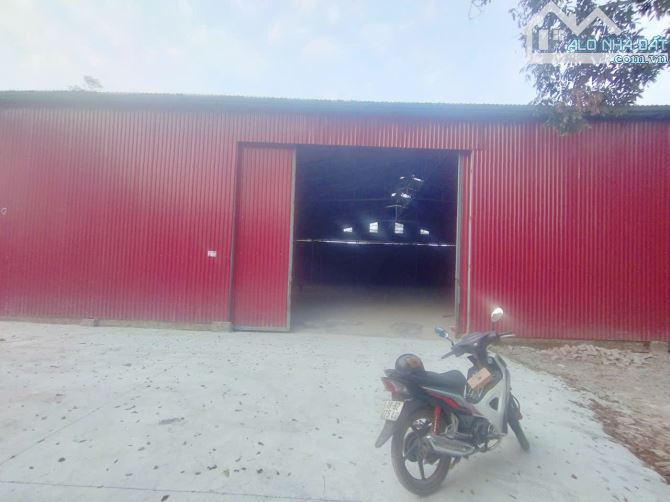 Cho thuê kho đường Vân Côn, Hoài Đức. DT 960m và 650m, cao 8m, xe 10 tấn đỗ trong kho. Giá