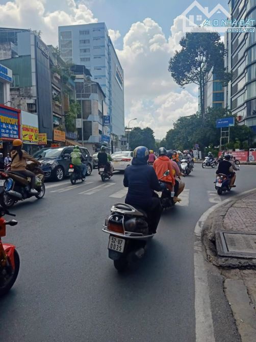 Mặt tiền Trần Quốc Thảo. Dt: 4,8x22m.