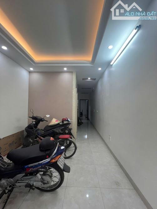 BÁN NHÀ MẶT PHỐ HOA BẰNG-CẦU GIẤY : 62M2-6 TẦNG THANG MÁY-MẶT TIỀN 4M. GIÁ 21,5 TỶ