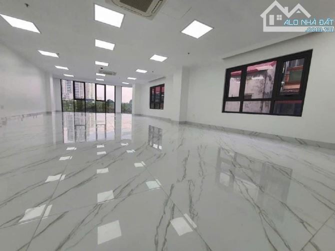 BÁN TÒA NHÀ VĂN PHÒNG HOÀNG QUỐC VIỆT - 122M2 x 9 TẦNG - LÔ GÓC - Ô TÔ NGÀY ĐÊM - DÒNG TIỀ