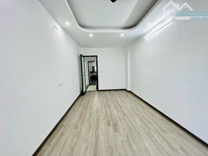 BÁN NHÀ PHỐ THANH AM LONG BIÊN, ÔTÔ ĐỖ CỬA, 2 MẶT THOÁNG. DT:31m².    5 tầng.   Giá:nhỉnhỷ - 3