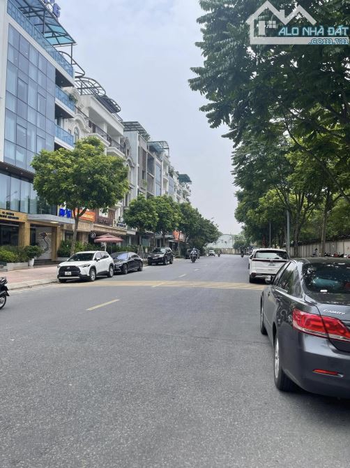 BÁN GẤP ĐẤT LÂM HẠ 97M, MẶT TIỀN 5.4M, VIEW CÔNG VIÊN, 2 VỈA HÈ, KINH DOANH. GIÁ 32 TỶ - 5