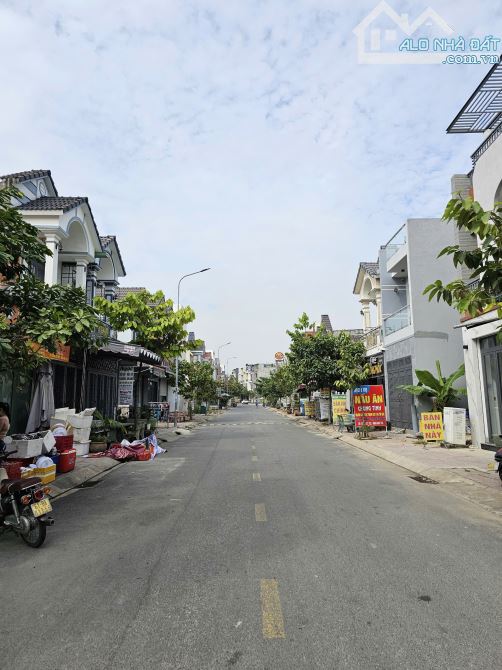 Bán nhà mặt tiền kinh doanh KDC gần Chợ Phú Phong, full nội thất mẫu hiện đại HTL5477 - 9