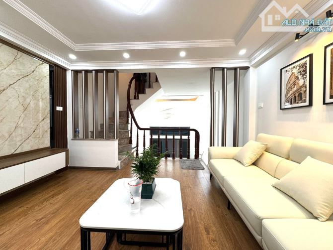 Bán nhà phố Kim Giang, Hoàng Mai 6,9 tỷ, 38m2*4T, Ngõ nông, 2 thoáng, Gần ô tô