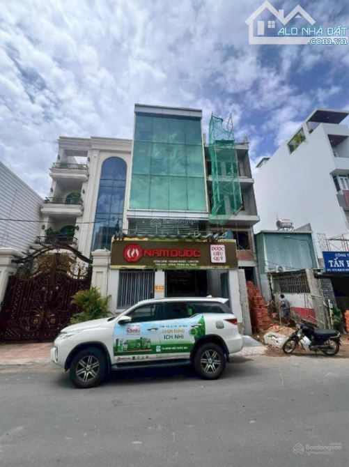 Bán nhà mặt tiền Calmette - DT: 9 x 21m. Công nhận: 185m2 - 4 tầng - giá bán: 65 tỷ TL