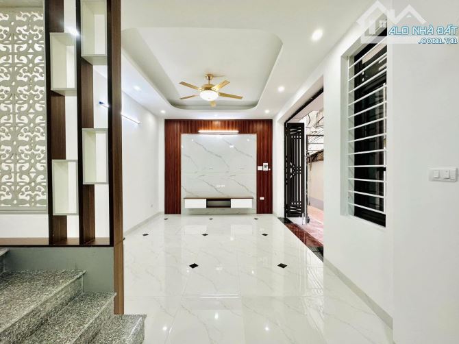 Bán nhà Định Công Hạ chỉ 5,5 tỷ, 33m2*5T, Ngõ thông, 2 thoáng, Gần ô tô