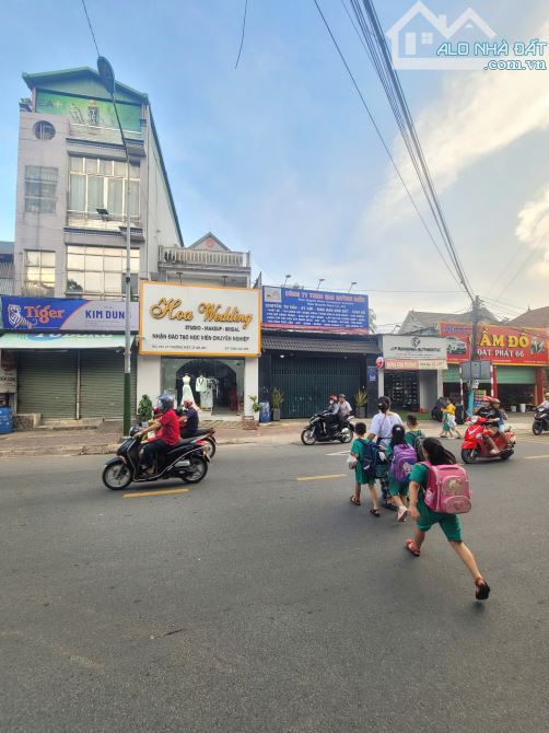 Bán nhà sổ riêng 95.4m2 Mặt Tiền kinh doanh đường Lý Thường Kiệt, p.Dĩ An HTL4785
