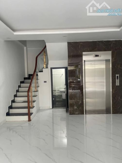 Tô Hiệu Hà Đông ô tô đỗ cổng đẹp long lanh 45 m2 5 tầng  tháng máy giá chỉ hơn 10 tỷ.